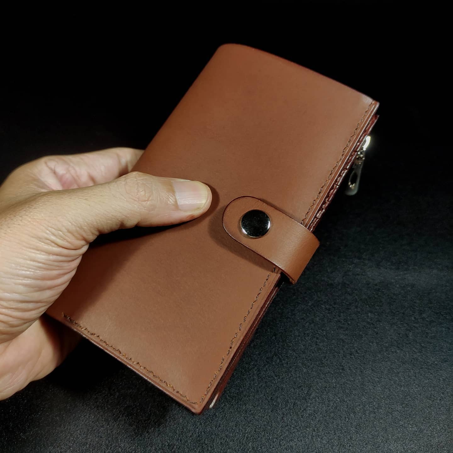 Women’s Corner Zip Wallet in Brown Full Grain Leather – Hand-Stitched Elegance