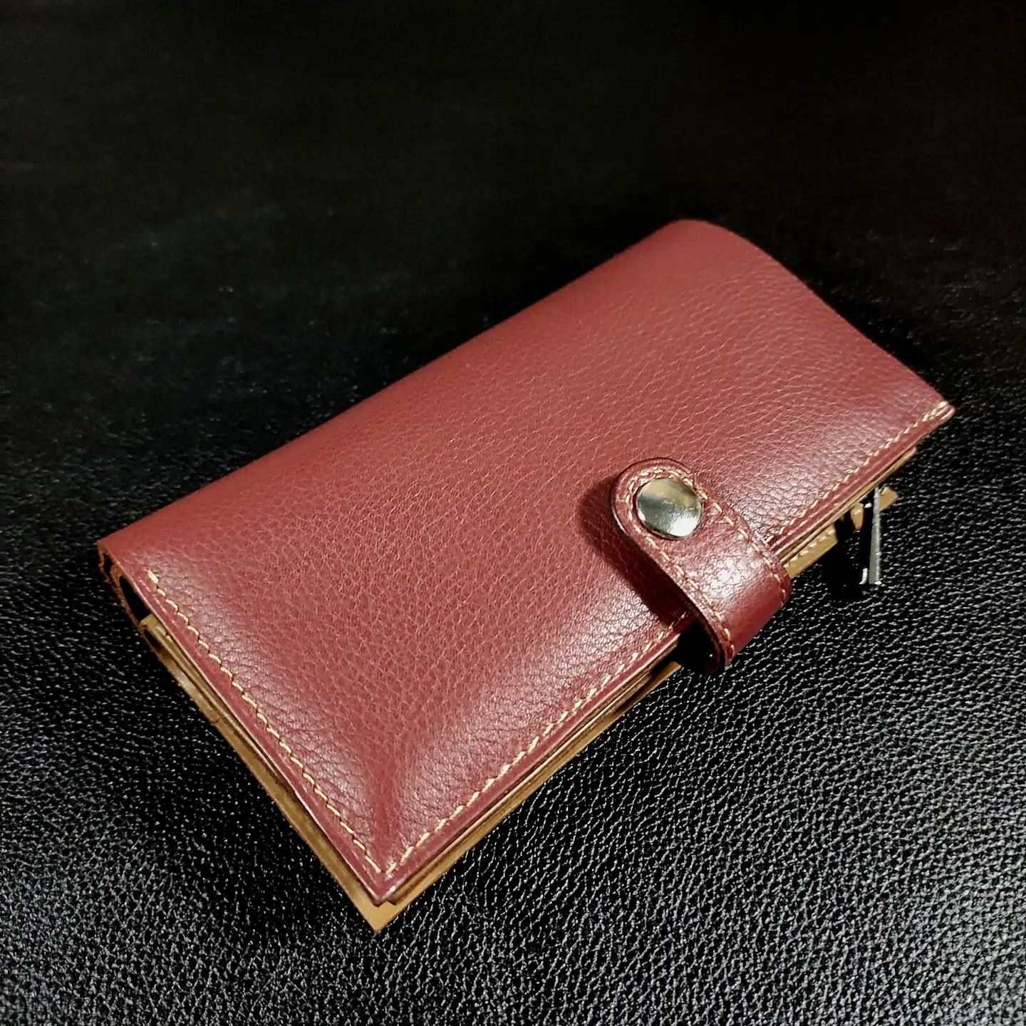 Women’s Corner Zip Wallet in Maroon Lychee embossed Leather – Hand-Stitched Elegance