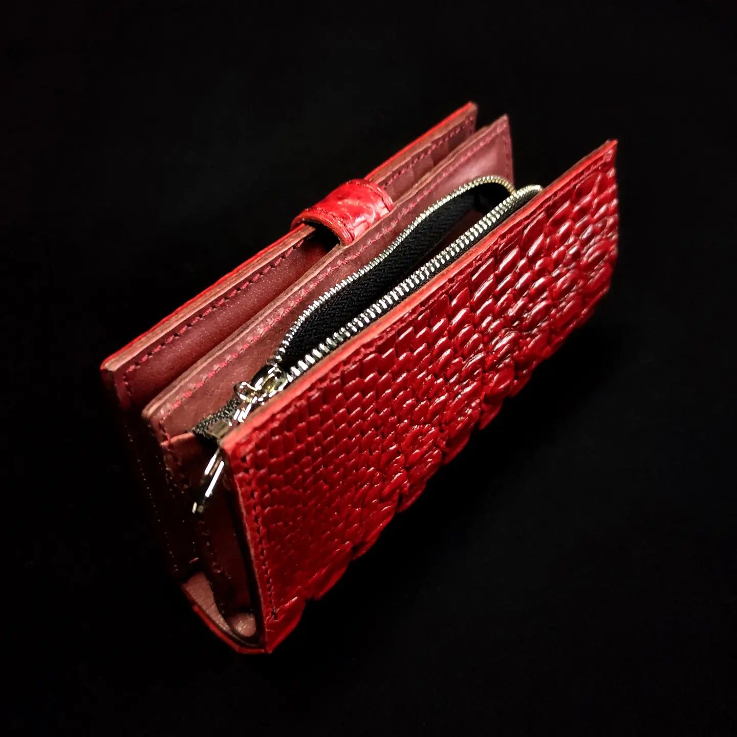 Women’s Corner Zip Wallet in Red Croc embossed Leather – Hand-Stitched Elegance