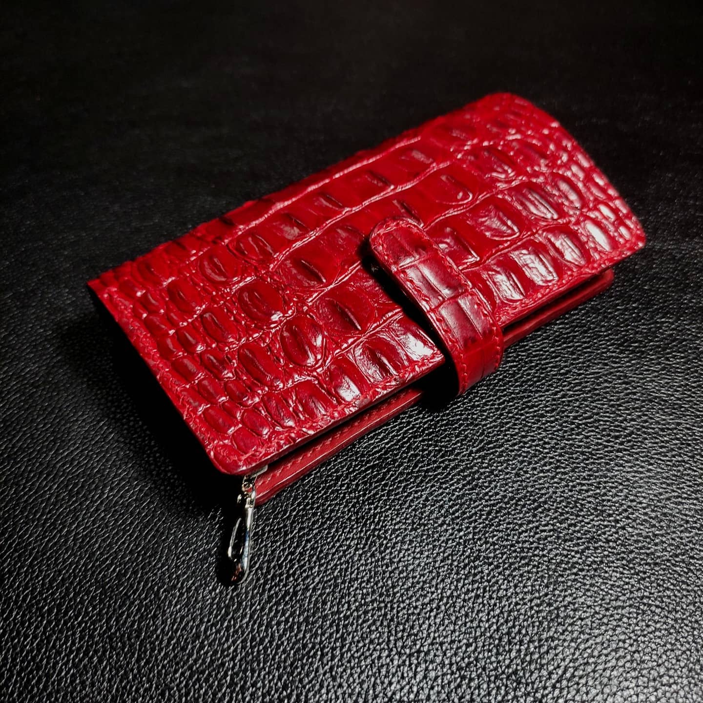 Women’s Corner Zip Wallet in Red Croc embossed Leather – Hand-Stitched Elegance